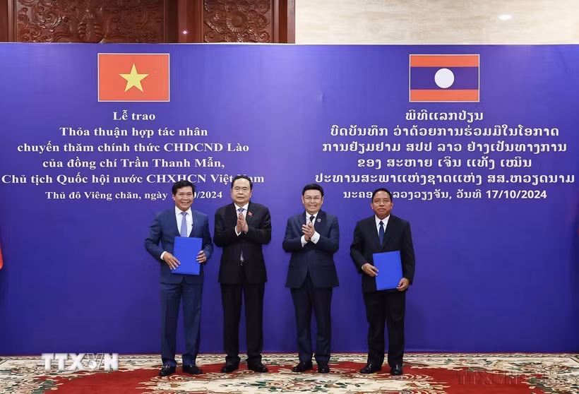 Chủ tịch Quốc hội Trần Thanh Mẫn và Chủ tịch Quốc hội Lào Xaysomphone Phomvihane chứng kiến Lễ trao Thỏa thuận hợp tác giữa thiết lập quan hệ hợp tác hữu nghị giữa thành phố Hội An, tỉnh Quảng Nam và thành phố Luang Prabang, tỉnh Luang Prabang (Vientiane, 17/10/2024). (Ảnh: Thống Nhất/TTXVN)