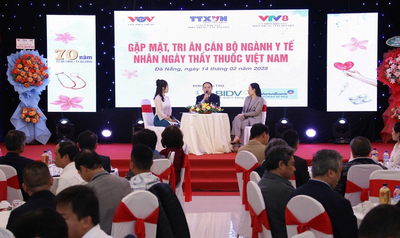 Các bác sỹ giao lưu chia sẻ những kết quả của ngành y tế tại Đà Nẵng. (Ảnh: Trần Lê Lâm/TTXVN)