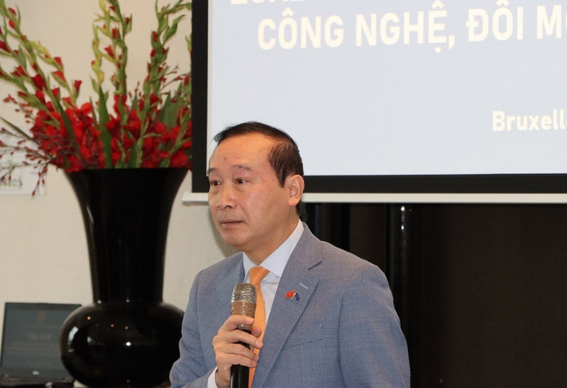 Đại sứ Việt Nam tại Bỉ, kiêm nhiệm Luxembourg, Trưởng Phái đoàn Việt Nam bên cạnh EU, Nguyễn Văn Thảo, phát biểu tại tọa đàm. (Ảnh: Hương Giang/TTXVN)