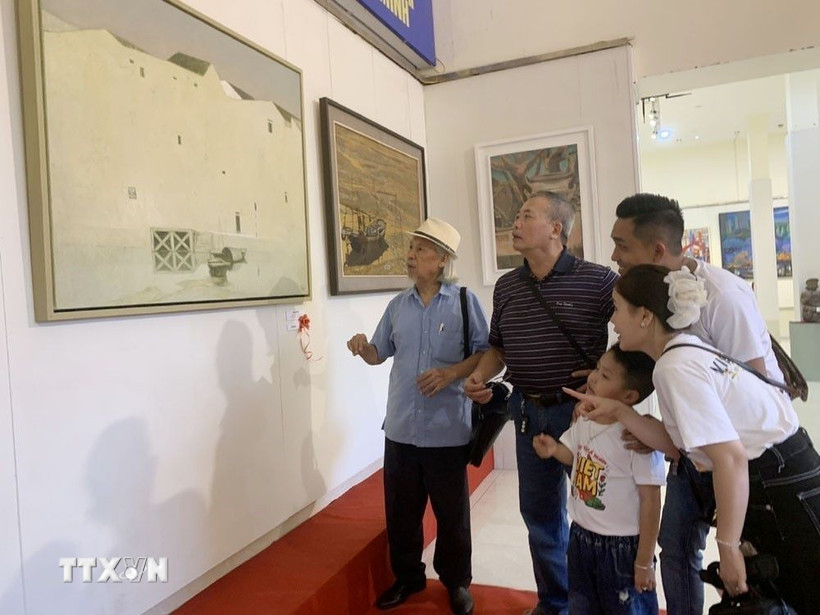 Đại biểu và nhân dân tham quan triển lãm. (Ảnh: Mạnh Minh/TTXVN)