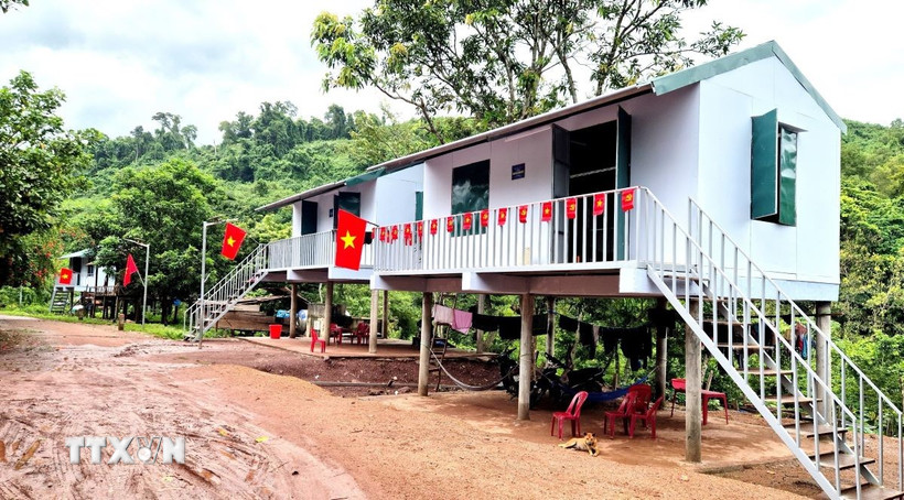 Những ngôi nhà mới được hoàn thành đảm bảo tiêu chuẩn “3 cứng”, chắc chắn, an toàn, thẩm mỹ, công năng phù hợp với phong tục tập quán của bà con nhân dân. (Ảnh: TTXVN phát)