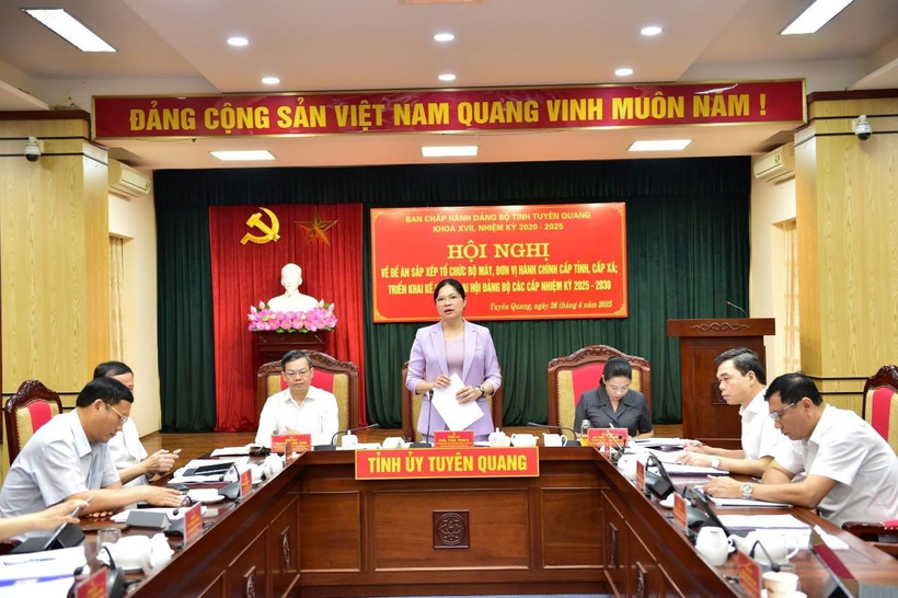 Bà Hà Thị Nga, Bí thư Tỉnh ủy Tuyên Quang điều hành thảo luận tại Hội nghị. (Ảnh: Hoàng Hải/TTXVN)