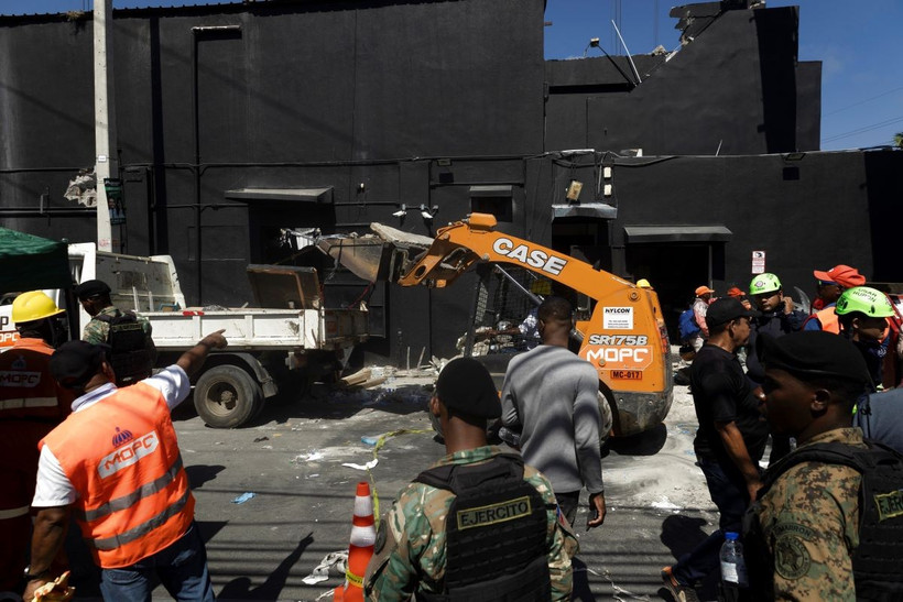 Hiện trường vụ sập mái hộp đêm ở Santo Domingo, CH Dominica, ngày 8/4/2025. (Ảnh: THX/TTXVN)