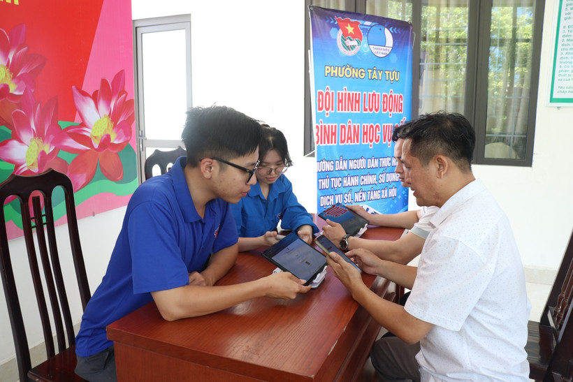 Lực lượng đoàn thanh niên cơ sở tích cực hỗ trợ người dân thực hiện "Bình dân học vụ số". (Ảnh: Nguyễn Cúc/TTXVN)