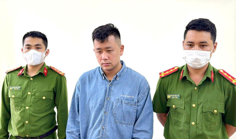 Đối tượng Phạm Duy Tuấn Đạt tại cơ quan chức năng. (Ảnh: TTXVN)