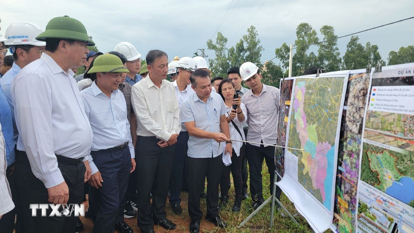 Đại diện Sở Xây dựng tỉnh Hưng Yên báo cáo tiến độ thực hiện dự án. (Ảnh: Mạnh Khánh/TTXVN)