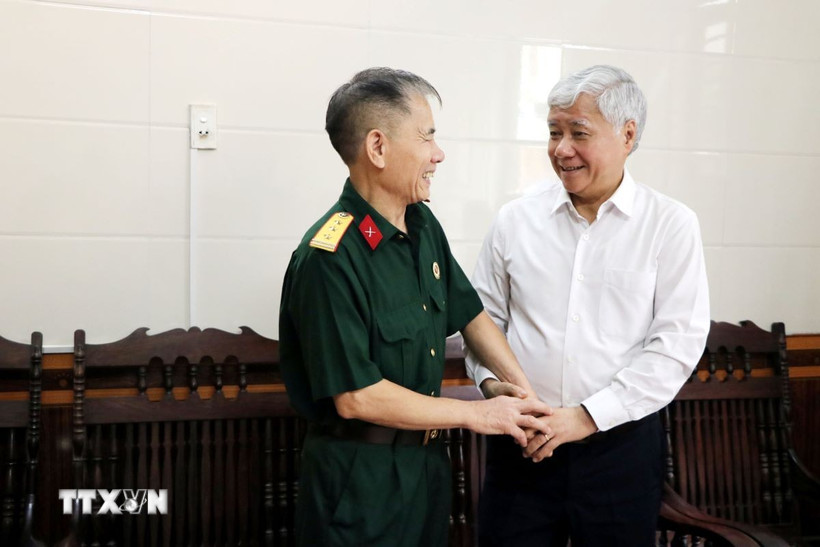 Chủ tịch Ủy ban Trung ương Mặt trận Tổ Quốc Việt Nam Đỗ Văn Chiến thăm hỏi, động viên ông Đỗ Huy Nông, thương binh hạng 3/4, cũng là người hoạt động kháng chiến bị nhiễm chất độc hóa học. (Ảnh: Mạnh Tú/TTXVN)