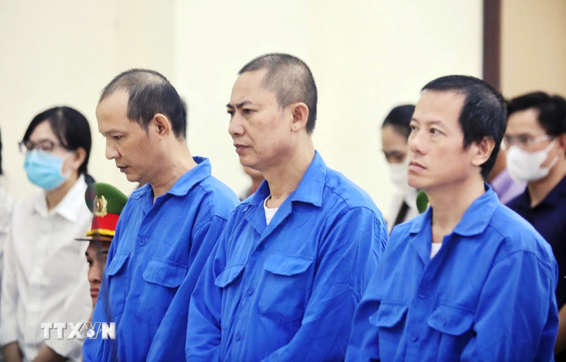 Các bị cáo nghe tuyên án. (Ảnh: TTXVN phát)