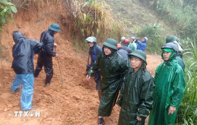 Lực lượng chức năng xã Ngọc Linh mở đường vào 5 thôn bị cô lập. (Ảnh: TTXVN phát)