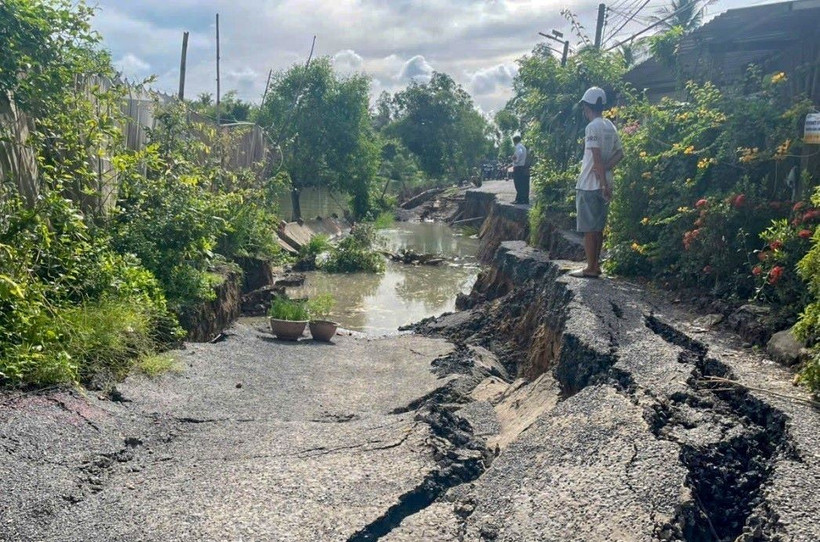 Vụ sạt lở làm sụp tuyến đường giao thông qua khu vực Long Định, phường Long Hưng, quận Ô Môn, thành phố Cần Thơ. (Ảnh: TTXVN)