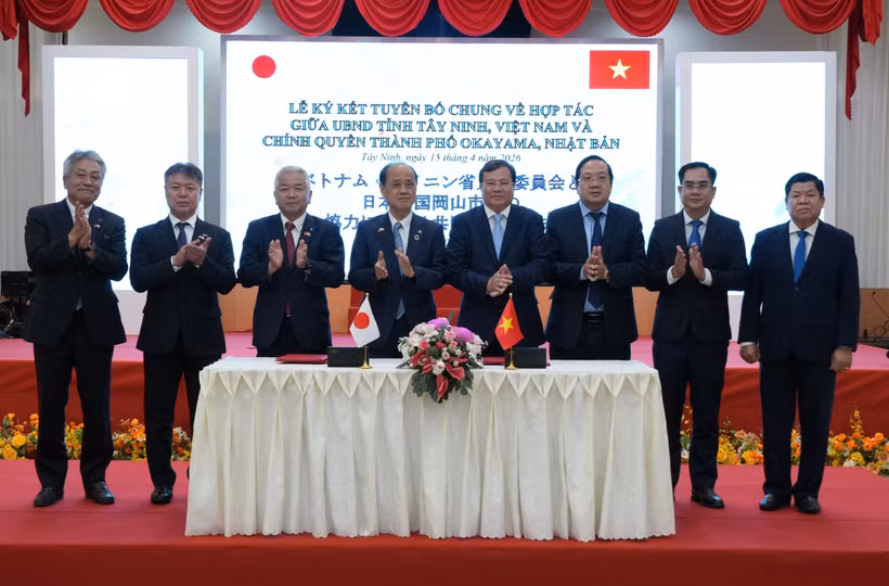 Chủ tịch UBND tỉnh Tây Ninh Lê Văn Hẳn và Thị trưởng thành phố Okayama, ông Masao Omori ký kết tuyên bố chung về hợp tác giữa UBND tỉnh Tây Ninh và chính quyền thành phố Okayama (Nhật Bản). (Ảnh: Bùi Giang/TTXVN)