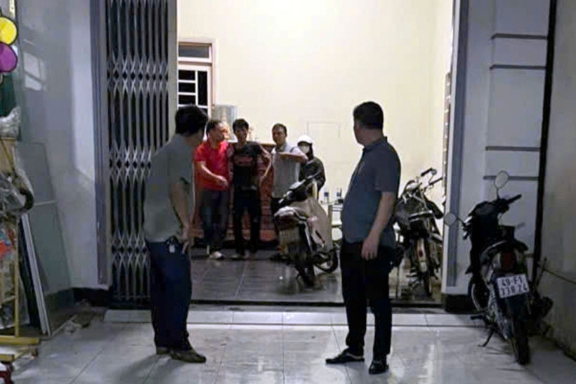 Lực lượng chức năng khống chế thành công đối tượng Nguyễn Văn Nhân.( Ảnh: TTXVN phát)