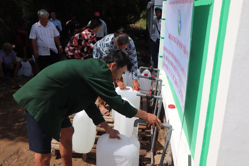 Theo Trung tâm nước sạch và Vệ sinh môi trường nông thôn, các điểm miễn phí sẽ hoạt động liên tục, không chỉ trong mùa khô hạn năm 2026 mà cả những năm tiếp theo. (Ảnh: Thu Hiền/TTXVN)