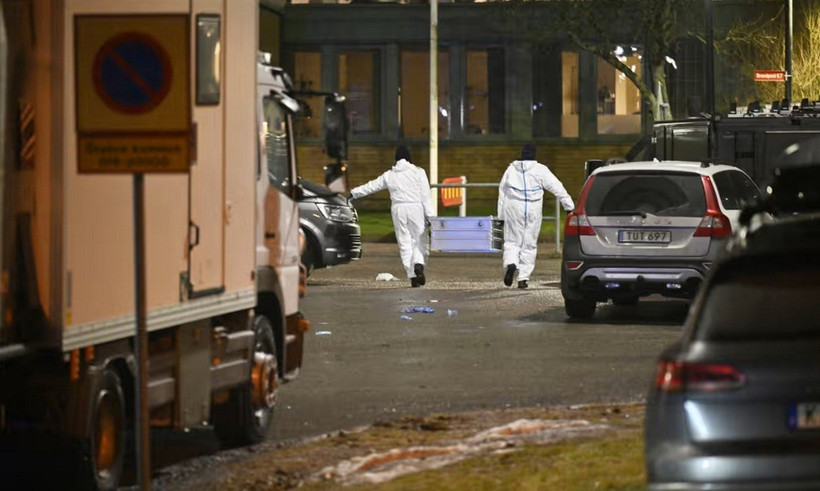 Lực lượng khẩn cấp điều tra tại hiện trường vụ nổ súng ở trường học Risbergska thuộc thành phố Orebro, miền Trung Thụy Điển ngày 4/2/2025. (Ảnh: AP/TTXVN)