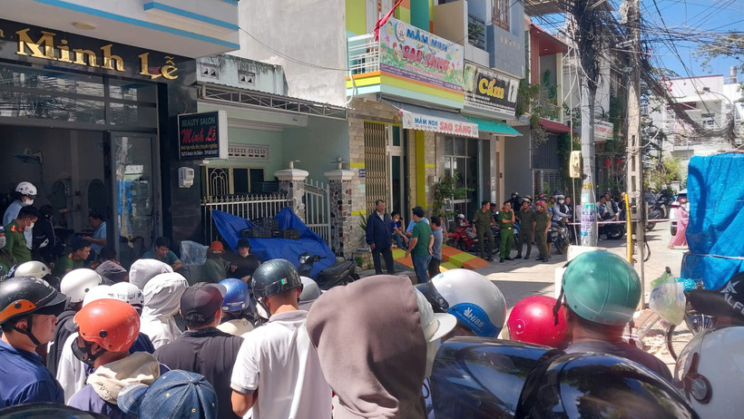 Công an khám nghiệm hiện trường vụ án mạng. (Nguồn: Báo Giao thông)