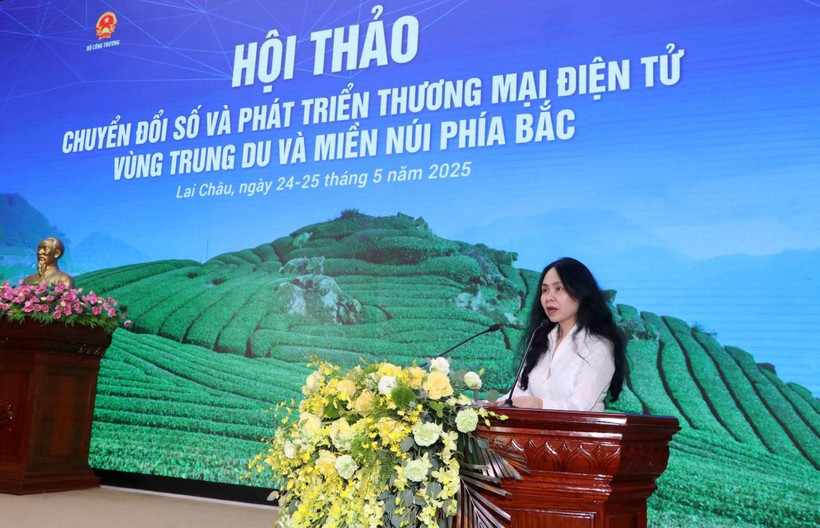 Cục trưởng Cục Thương mại điện tử và Kinh tế số (Bộ Công Thương) Lê Hoàng Oanh phát biểu tại hội nghị. Ả(nh: Nguyễn Oanh/TTXVN)