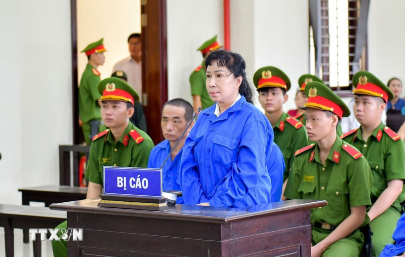 Bị cáo Nguyễn Thị Cẩm Hồng nghe tòa tuyên án. (Ảnh: Thanh Tân/TTXVN)