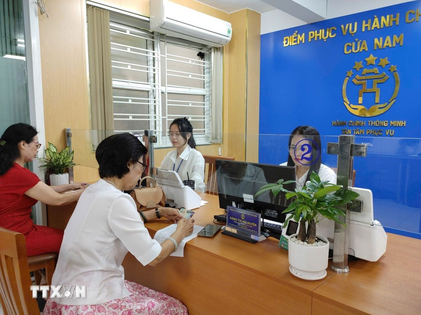 Trung tâm Phục vụ hành chính công phường Cửa Nam làm việc chuyên nghiệp, đồng bộ. (Ảnh: Nguyễn Cúc/TTXVN)