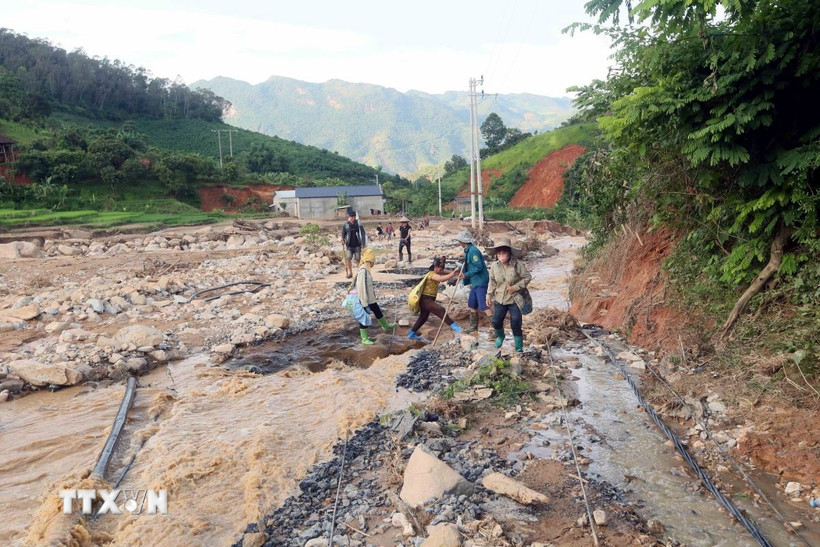 Sau trận lũ ống, lũ quét, nhiều tuyến đường tại bản Huổi Sài, xã Chiềng Sơ các phương tiện giao thông không đi lại được, một số bản đang bị chia cắt. (Ảnh: Quang Quyết/TTXVN)