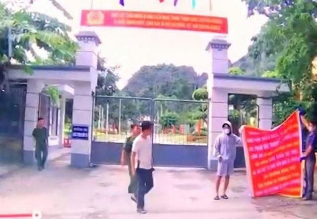 Trong lúc ra nhắc nhở, yêu cầu nhóm đối tượng rời đi, cán bộ công an Trung tâm cai nghiện Gia Minh đã bị nhóm đối tượng hành hung. (Nguồn: Báo mới)