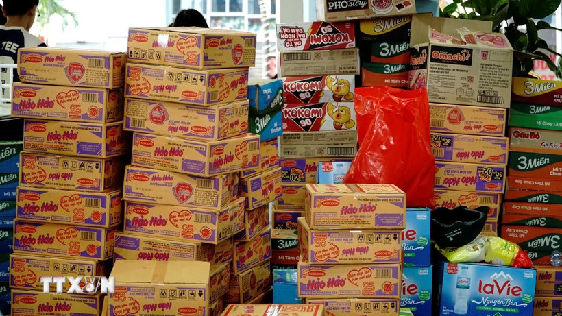 Thực phẩm thiết yếu như mì tôm, nước uống được nhiều người dân ủng hộ. (Ảnh: Đình Quân/TTXVN)