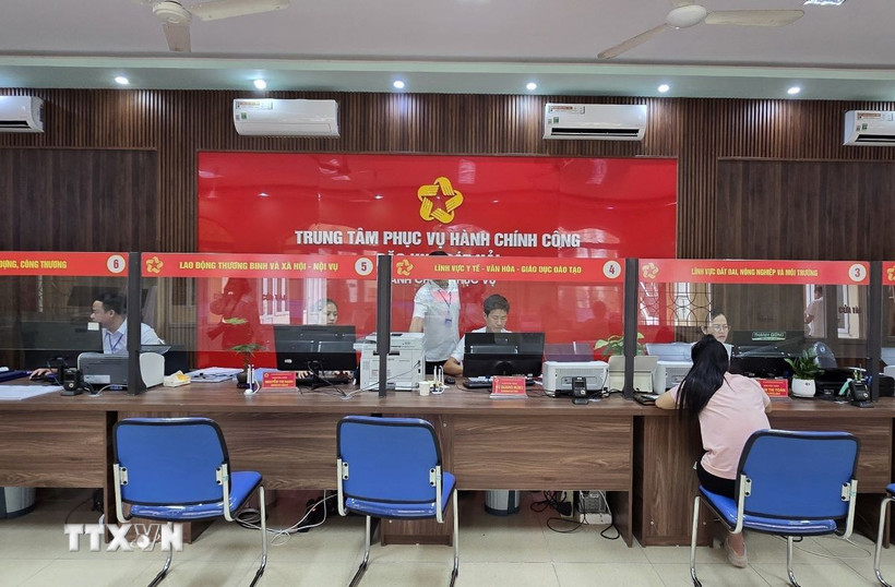 Trung tâm Phục vụ hành chính công đặc khu Cát Hải giải là nơi duy nhất giải quyết thủ tục hành chính công phục vụ người dân đảo Cát Bà và đảo Cát Hải. (Ảnh: Minh Thu/TTXVN)