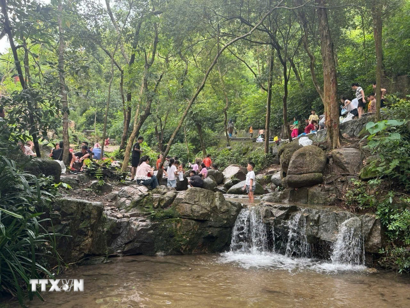Du khách vui chơi tại suối Côn Sơn. (Ảnh: TTXVN phát)