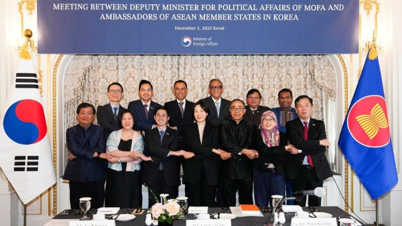 Thứ trưởng Thứ trưởng Eui-Hae Chung chụp ảnh kỷ niệm cùng Đại sứ, đại diện Đại sứ quán các nước ASEAN tại Hàn Quốc. (Ảnh: Đại sứ quán Việt Nam tại Hàn Quốc)