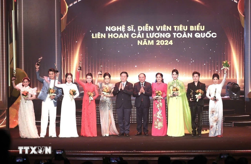 Bí thư Trung ương Đảng, Trưởng Ban Tuyên giáo Trung ương Nguyễn Trọng Nghĩa và Bộ Trưởng Bộ Văn hoá, Thể thao và Du lịch Nguyễn Văn Hùng trao cúp vinh danh nghệ sỹ, diễn viên tiêu biểu Liên hoan cải lương toàn quốc năm 2024. (Nguồn: TTXVN)