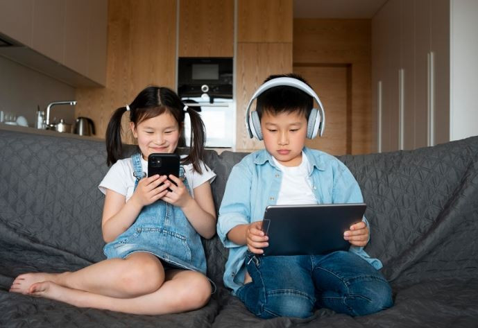 Đừng để internet, trò chơi điện tử đánh cắp tuổi thơ của trẻ nhỏ Ảnh minh họa.