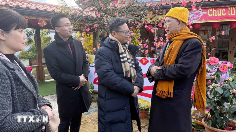 Đại sứ Việt Nam tại Pháp Trịnh Đức Hải (ngoài cùng bên phải) gửi lời chúc mừng năm mới tới Hòa thượng Thích Thịnh Quang, Trụ trì chùa Khuông Việt. (Ảnh: Hữu Chiến/TTXVN)