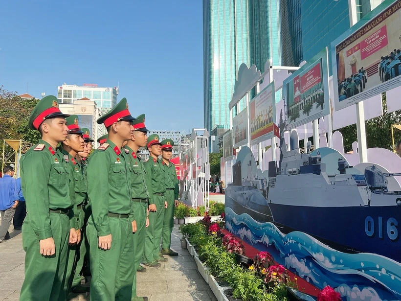 Các cán bộ, chiến sỹ lực lượng vũ trang tham quan triển lãm. tham quan triển lãm. (Ảnh: Thu Hương/TTXVN)