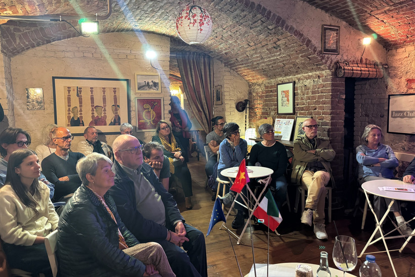 Những người bạn Italy yêu mến Việt Nam tham dự buổi Tọa đàm tổng kết tháng kỷ niệm 80 năm Quốc khánh Việt Nam. (Ảnh: Trường Dụy/TTXVN)