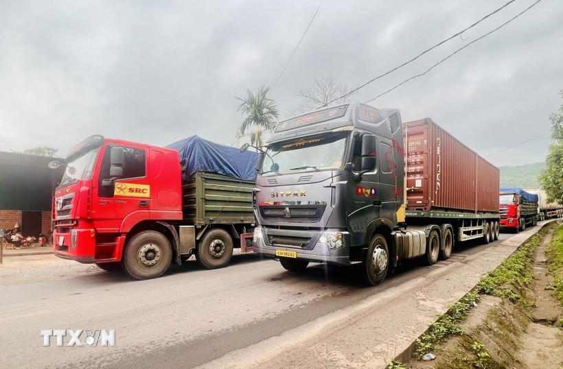 Nhiều phương tiện chạy lấn làn, gặp phải các xe chạy ngược chiều, gây ra ách tắc kéo dài. (Ảnh: Nguyên Linh/TTXVN)