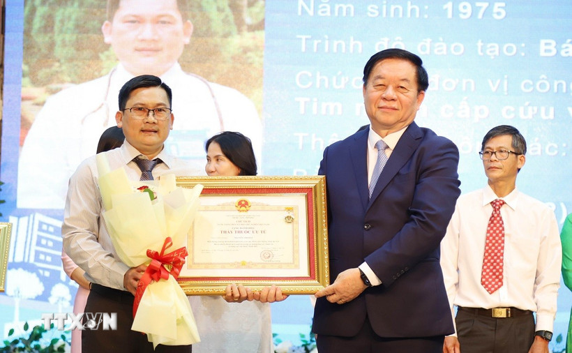 Trưởng Ban Tuyên giáo và Dân vận Trung ương Nguyễn Trọng Nghĩa trao tặng danh hiệu Thầy thuốc ưu tú cho các thầy thuốc của Bệnh viện Thống Nhất Thành phố Hồ Chí Minh. (Ảnh: Đinh Hằng /TTXVN)