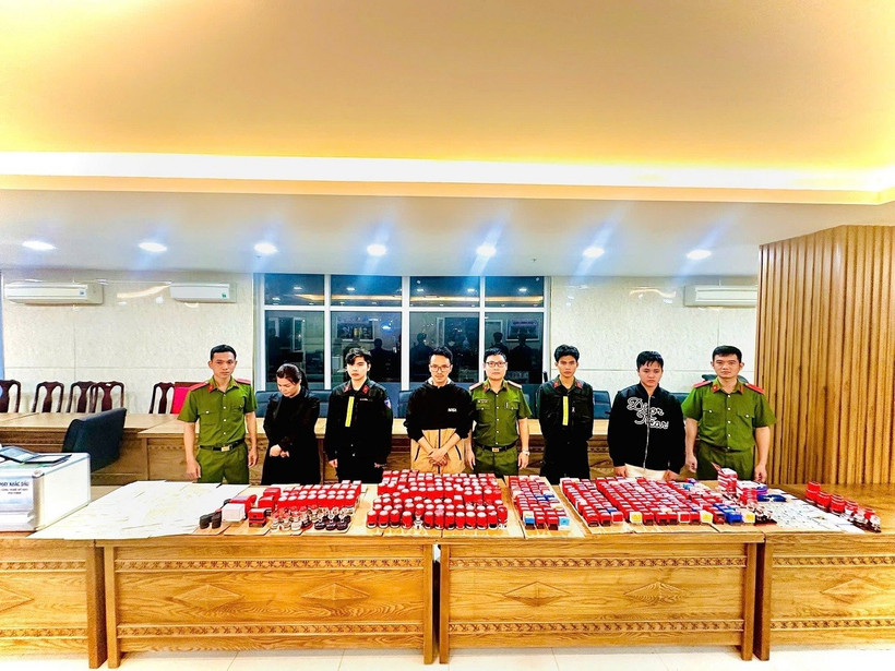 Các đối tượng bị bắt cùng tang vật vụ án. (Ảnh: TTXVN phát)