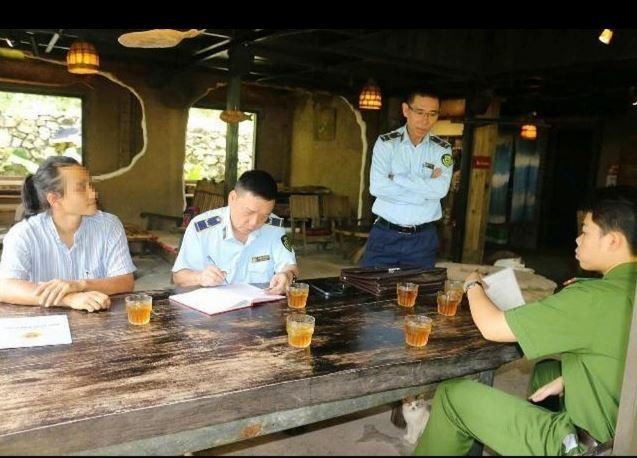 Lực lượng chức năng làm việc với đại diện quán Sa Mộc. (Nguồn: Công an cung cấp)