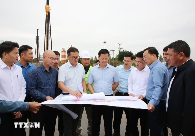 Các đại biểu xem bản đồ các khu vực chi tiết của dự án. (Ảnh: Thanh Thương/TTXVN)