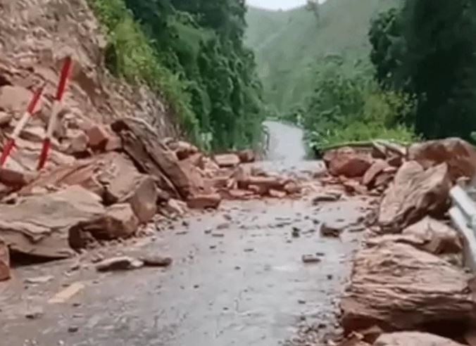 Hiện trường núi sạt lở trên cung đường Mường Típ - Mường Ải (Ảnh cắt từ clip).