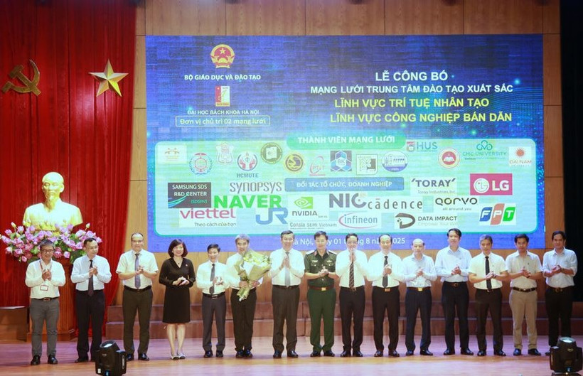 Thứ trưởng Nguyễn Văn Phúc tặng hoa chúc mừng Mạng lưới trí tuệ nhân tạo và công nghiệp bán dẫn do Đại học Bách khoa Hà Nội chủ trì. (Nguồn: Giáo dục Thủ đô)