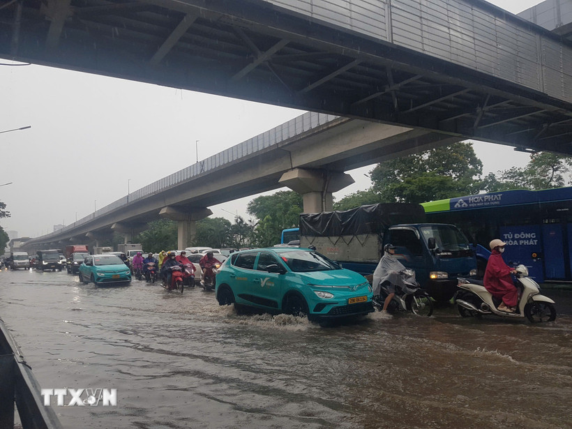 Ngập trên phố Nguyễn Trãi ảnh hưởng đến di chuyển của các phương tiện. (Ảnh: Tuấn Anh/TTXVN)