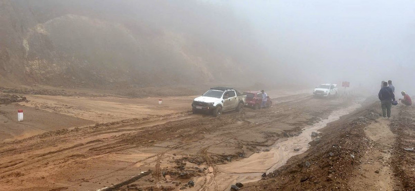 Tỉnh lộ 258B bị sạt lở, gây mất an toàn cho người dân và phương tiện lưu thông. (Ảnh: Vũ Hoàng Giang/TTXVN)