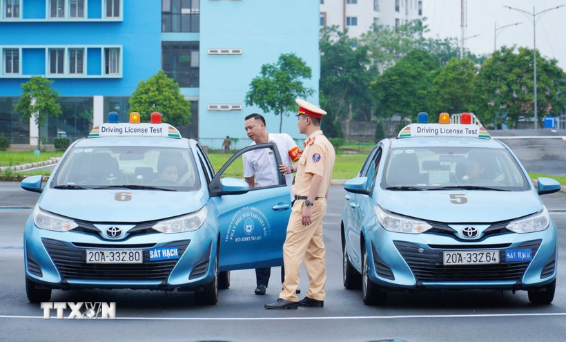 Kiếm tra phương tiện, thiết bị phục vụ sát hạch giấy phép lái xe ôtô tại Thái Nguyên. (Ảnh: Hoàng Nguyên/TTXVN)