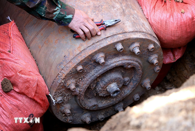 Phần đuôi quả bom M118, nặng 1,2 tấn. (Ảnh: Thanh Hải/TTXVN)
