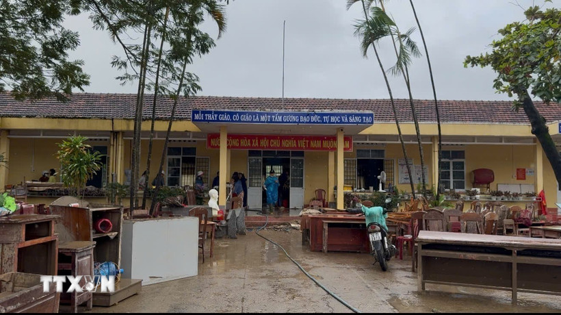 Trường Tiểu học Trần Quốc Toản, phường Đông Hòa, tỉnh Đắk Lắk, ngổn ngang sau lũ. (Ảnh: Nguyên Dung/TTXVN)