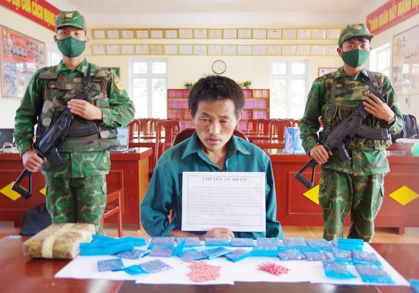 Đối tượng và tang vật vụ án. (Ảnh: TTXVN phát)