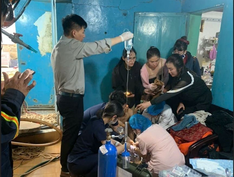 Các lực lượng chức năng của tỉnh Gia Lai đã nỗ lực giải cứu thành công hai nạn nhân bị rơi xuống giếng sâu lên mặt đất an toàn. (Ảnh: TTXVN)