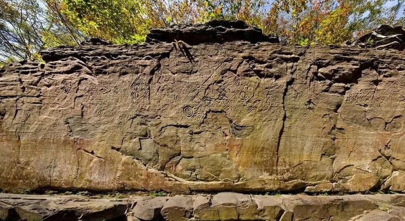 Bức khắc đá tại Cheonjeon-ri (Hàn Quốc) là hình ảnh chạm khắc trải dài qua nhiều thời kỳ, từ cuối thời đồ đá mới đến thời thống nhất Silla. (Ảnh: Cơ quan Di sản Hàn Quốc)