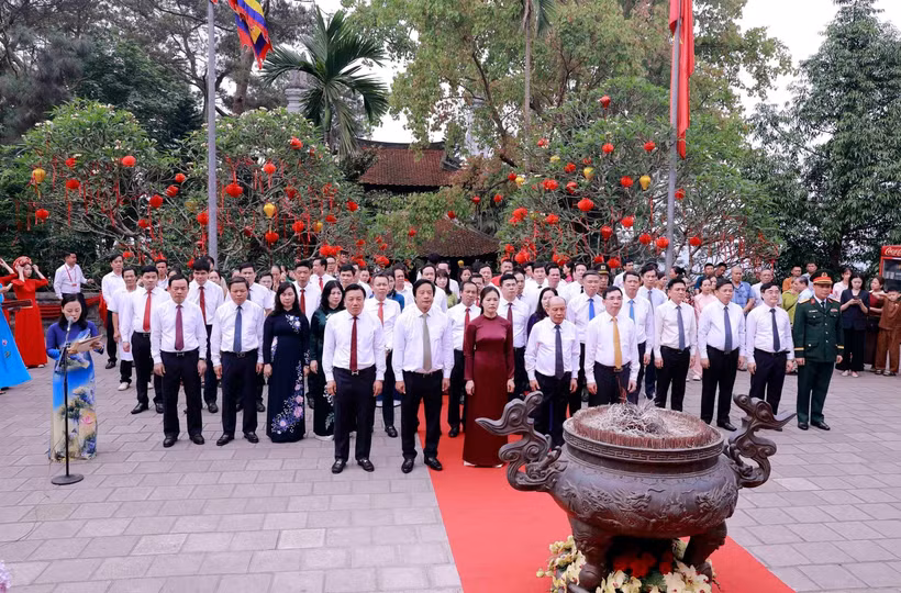 Đoàn đại biểu lãnh đạo tỉnh Phú Thọ thực dâng hương tưởng niệm Tổ Mẫu Âu Cơ tại Đền thờ Tổ Mẫu Âu Cơ. (Ảnh: Hoàng Hùng/TTXVN)