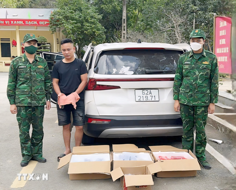 Đối tượng Bùi Văn Hưng bị bắt giữ cùng tang vật. (Ảnh: TTXVN phát)